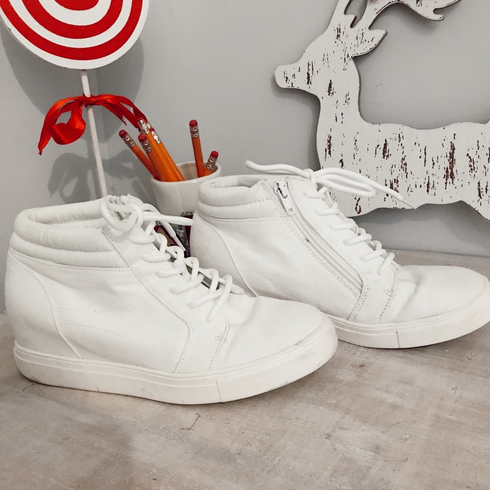 White laced high tops shoes size 7.5